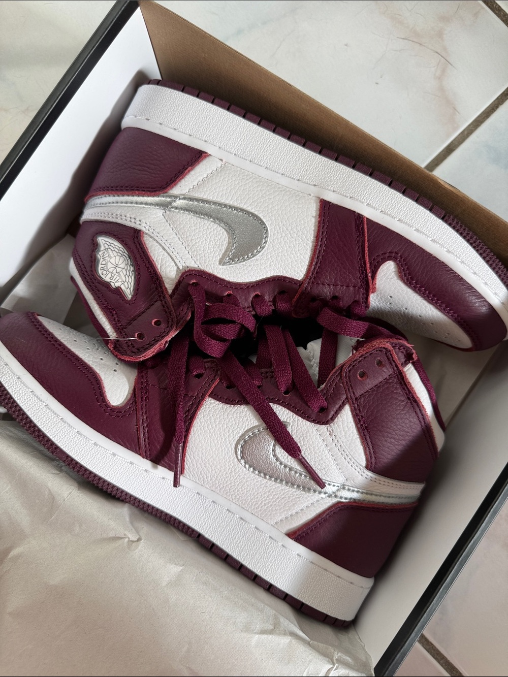 Air Jordan 1 Retro High OG 'Bordeaux' 
High-top Nike Sneakers 5Y